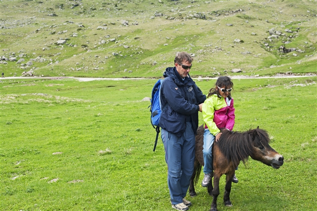 Valentina cavalca un pony